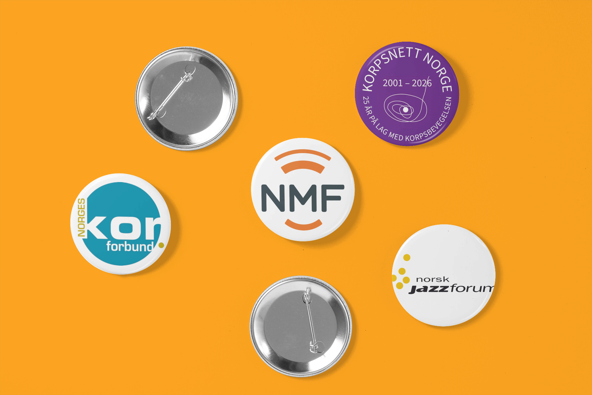 Pins med forskjellige logoer for frivillige organisasjoner, ensfarget orange bakgrunn